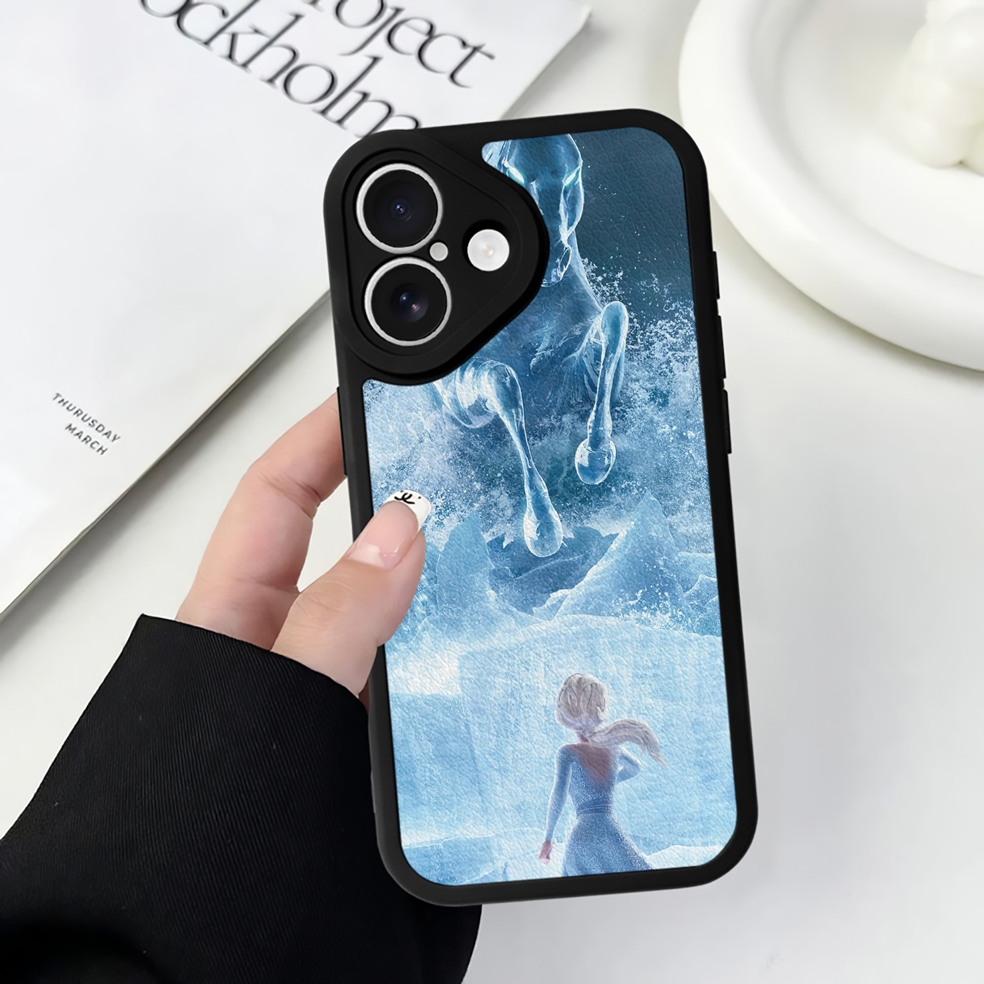 （画像用） アナと雪の女王 アンナ エルサ Frozen Anna Elsa 【iPhone 16シリーズ対応】シリコンスマホケース（レザー調） 材質：シリコン